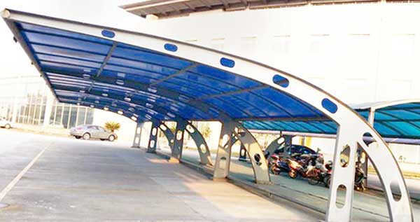 成都PTFE膜結(jié)構(gòu)停車棚：愛車之家，安全?？?></p>

<p>成都PTFE膜結(jié)構(gòu)停車棚廣泛應(yīng)用于各類場所，無論是住宅小區(qū)、商業(yè)中心、辦公樓還是學(xué)校，都能看到它的身影。它不僅提供了安全的停車空間，還因其獨特的造型和多樣的顏色選擇，成為城市景觀的一部分，增添了一份現(xiàn)代與美感。</p>

<p>眾多品牌中，廣東中材的產(chǎn)品尤為突出。其價格優(yōu)惠，型號齊全，能滿足不同客戶的需求。更重要的是，廣東中材選用的都是國內(nèi)外知名膜材，品質(zhì)有保障，讓人放心。從設(shè)計到加工再到安裝，每一步都精益求精，更有完善的售后服務(wù)體系，讓客戶無后顧之憂。</p>

<p style="text-align:center"><img width="100%" src="../mypic/38e/8517b/403f00fd.jpg" / alt=