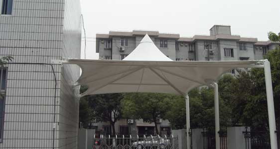 商業(yè)廣場亮麗遮陽，營造舒適休閑環(huán)境